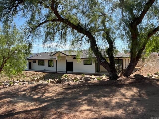 15176 Vali Hai Rd, Poway CA: https://media.crmls.org/mediaz/296210cd-3640-4c12-9547-4a5617a569d4.jpg