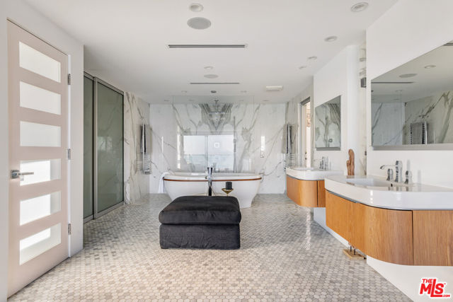 19640 Pacific Coast Highway, Malibu CA: https://media.crmls.org/mediaz/296236b7-28d9-4773-b837-5b4092d632a4.jpg