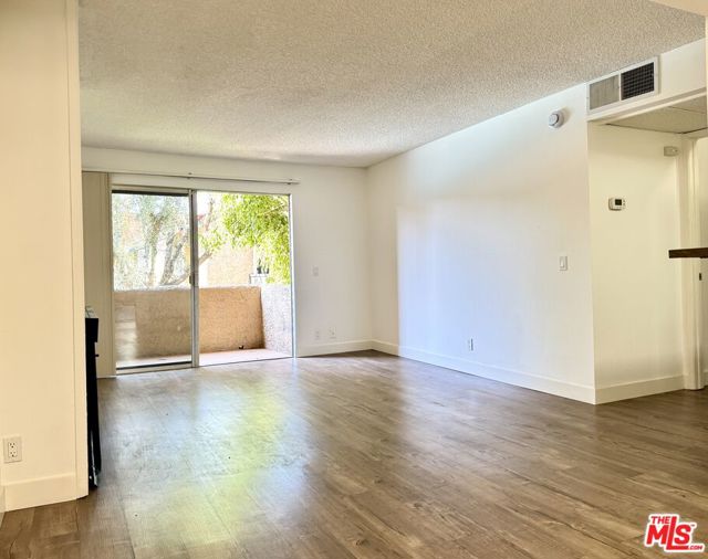 15425 Sherman Way, Van Nuys CA: https://media.crmls.org/mediaz/2962c128-ee21-4938-968a-babbadc53648.jpg