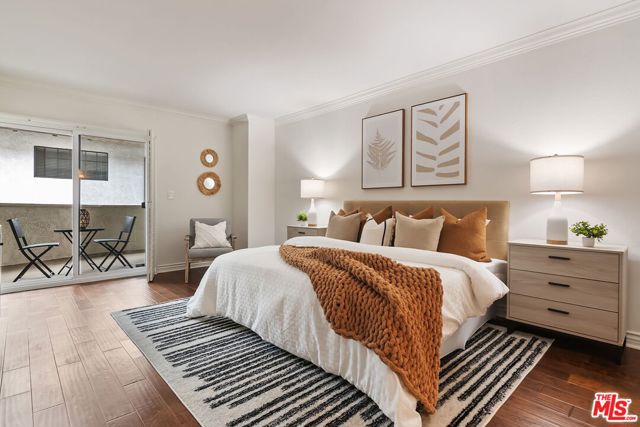 1011 5th Street, Santa Monica CA: https://media.crmls.org/mediaz/2963a499-2883-4ad1-bd46-6a375f7241a9.jpg