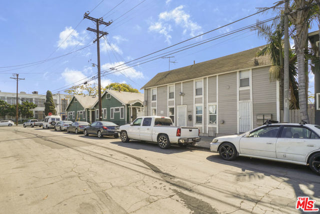 1060 E 6th Street, Long Beach CA: https://media.crmls.org/mediaz/2963b344-9f92-4d11-86d3-2cef9a22042f.jpg