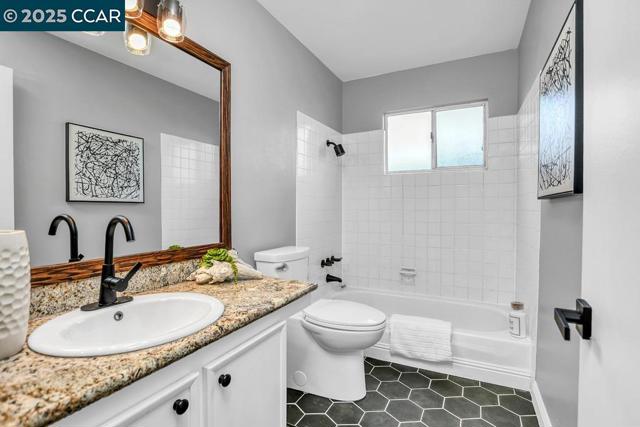 1821 Alicante Ct, Concord CA: https://media.crmls.org/mediaz/2964359d-6958-408f-850d-2bc9d8b05a8f.jpg