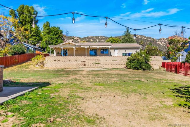 16579 Daza Dr, Ramona CA: https://media.crmls.org/mediaz/2965e2ad-f25f-469a-b36e-5c93aef0ea7c.jpg