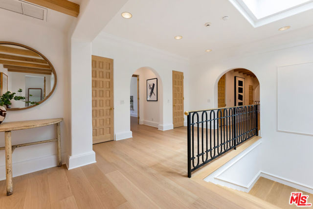 812 N Bedford Drive, Beverly Hills CA: https://media.crmls.org/mediaz/296631fb-cea2-4444-a2df-0d35b249763e.jpg