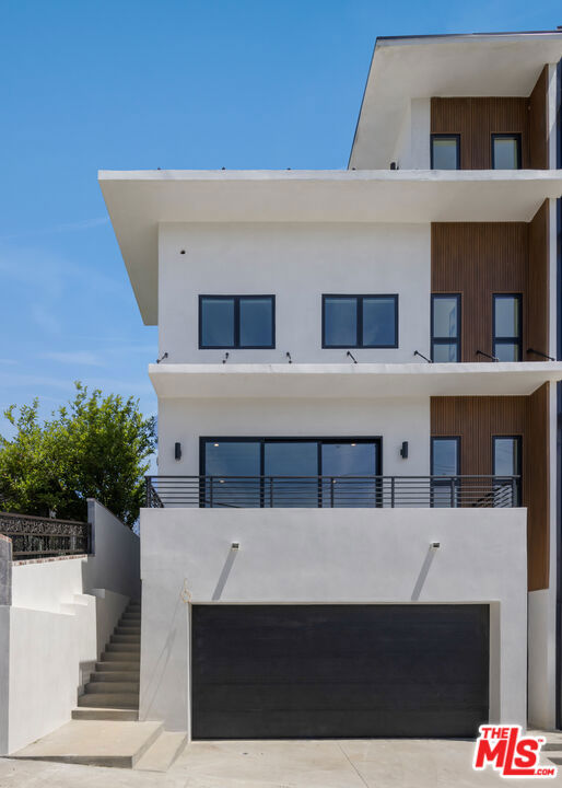 2005 Bellevue Avenue, Los Angeles CA: https://media.crmls.org/mediaz/29666a30-69d2-401a-831f-dbdd239b49a3.jpg