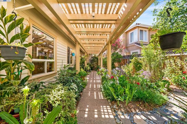 444 Cabonia Ct, Pleasanton CA: https://media.crmls.org/mediaz/2966b4ed-b9fb-4772-af2d-73c1b7d6638f.jpg