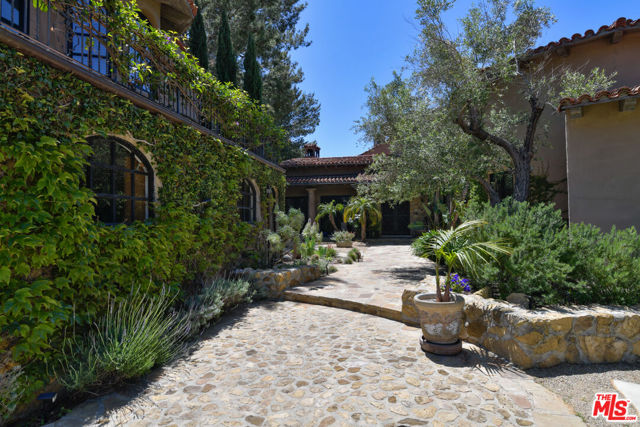 23806 Malibu Crest Drive, Malibu CA: https://media.crmls.org/mediaz/2966e58e-7297-41ac-a505-2aafd901c76f.jpg