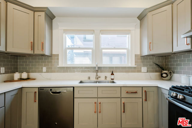2907 Halldale Avenue, Los Angeles CA: https://media.crmls.org/mediaz/29670dda-e646-421f-87d1-e4583aaaad21.jpg