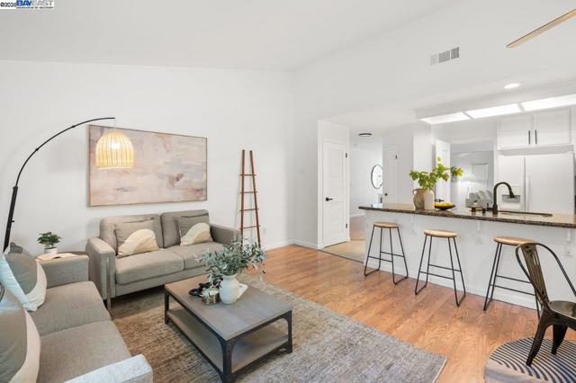 5917 Pine Vista Way, Elk Grove CA: https://media.crmls.org/mediaz/2967c077-7689-4ab9-9486-db1832f2fe11.jpg