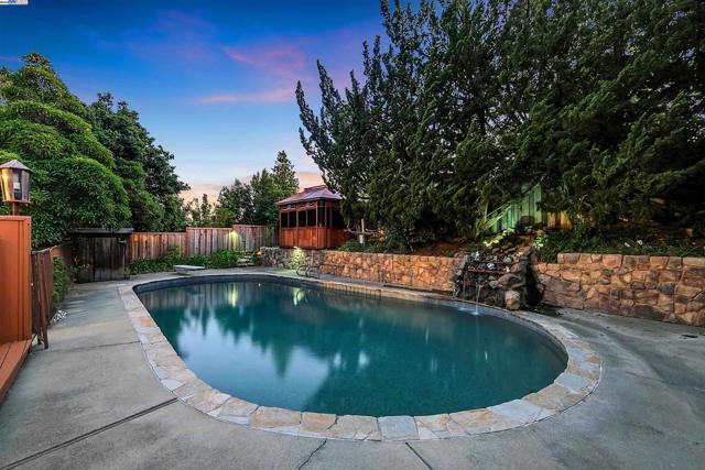17561 Vineyard Rd, Castro Valley CA: https://media.crmls.org/mediaz/2967ceab-71cc-425f-be08-f90d359f32eb.jpg