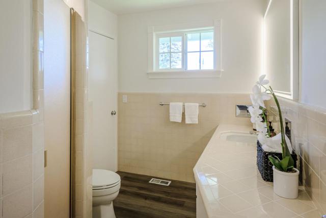 1597 Edgewood Drive, Palo Alto CA: https://media.crmls.org/mediaz/29680b69-501b-4440-a9b8-fbf14c3984fd.jpg