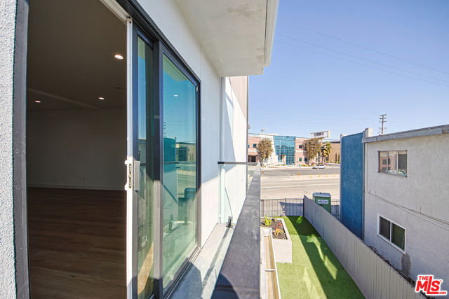 1636 Longwood Avenue, Los Angeles CA: https://media.crmls.org/mediaz/29680cb8-ae01-4c31-b00c-b9586a85530a.jpg