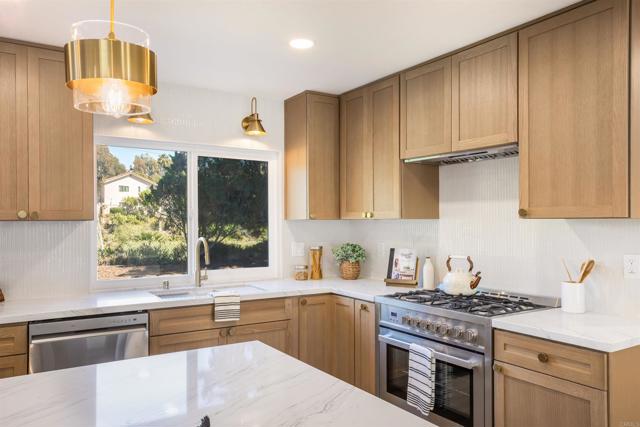 Detail Gallery Image 12 of 34 For 3810 Sierra Morena Ave, Carlsbad,  CA 92010 - 3 Beds | 3/1 Baths