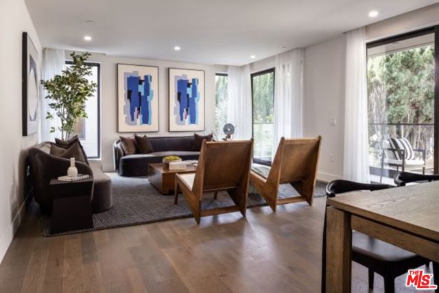 411 S Hamel Road, Los Angeles CA: https://media.crmls.org/mediaz/2968f754-c2d4-4ee6-b777-fccae25bc52e.jpg