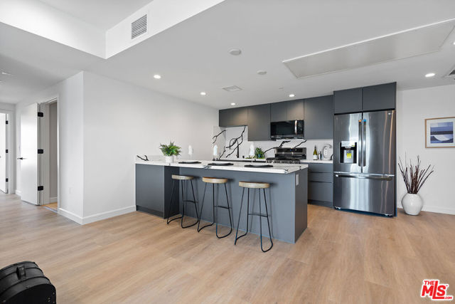 321 S Oxford Avenue, Los Angeles CA: https://media.crmls.org/mediaz/2969496d-52e4-489f-9a14-b03f5258fe3a.jpg