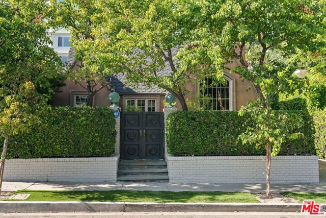 9053 Elevado Street, West Hollywood CA: https://media.crmls.org/mediaz/2969c08f-5ee3-484b-8243-83514e0e5635.jpg