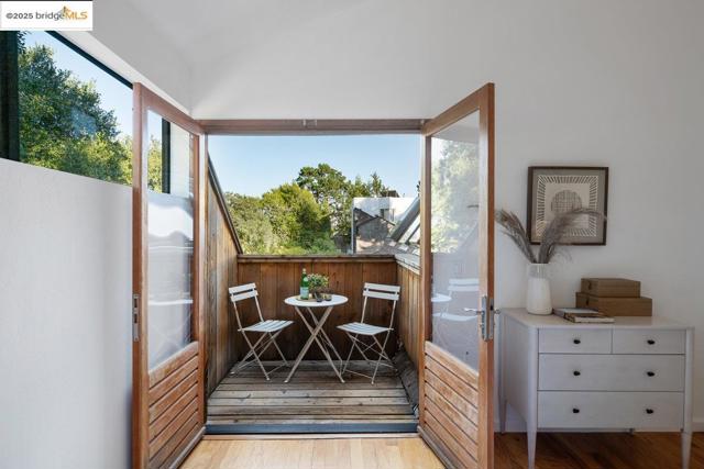 2112 Manzanita Dr, Oakland CA: https://media.crmls.org/mediaz/296a493c-8fc4-44ce-b046-84557ba32393.jpg
