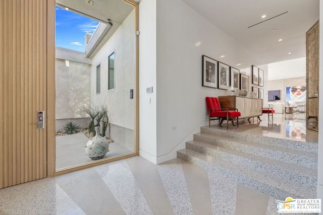 2381 Vista Palizada Drive, Palm Springs CA: https://media.crmls.org/mediaz/296a4bc2-d072-437c-888b-a6c05640d419.jpg