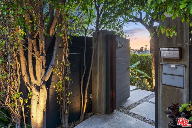 1415 Summitridge Drive, Beverly Hills CA: https://media.crmls.org/mediaz/296bc7ba-2845-43f0-82e4-5436ad4f2bf4.jpg