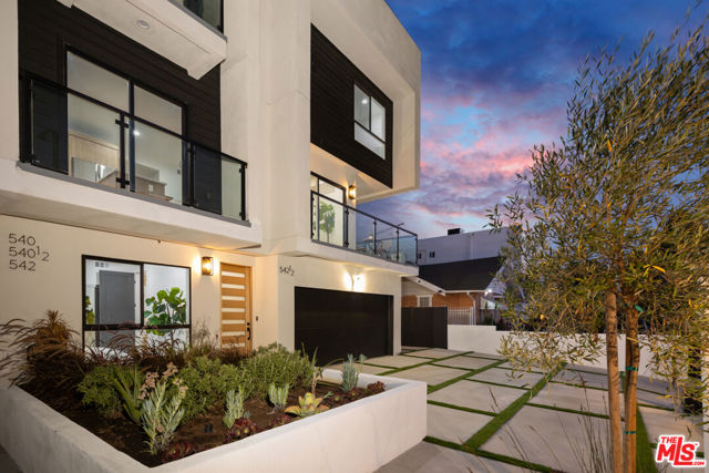 542 1/2 N Serrano Avenue, Los Angeles CA: https://media.crmls.org/mediaz/296bce55-6dc1-4340-8269-a2849895bfb4.jpg