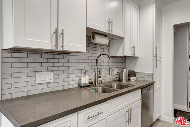 7300 Franklin Avenue, Los Angeles CA: https://media.crmls.org/mediaz/296ca182-7f9a-43f2-a3b9-06bf68dd8d9e.jpg