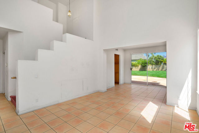 6615 Kentwood Bluffs Drive, Los Angeles CA: https://media.crmls.org/mediaz/296cee13-7594-4721-8999-cfb3d793bc0f.jpg