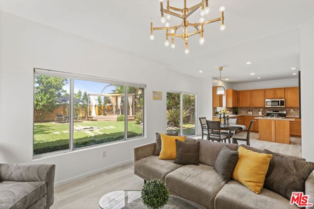 7725 Victoria Avenue, Inglewood CA: https://media.crmls.org/mediaz/296ddcba-cf68-4dd0-876e-81e3d762e871.jpg