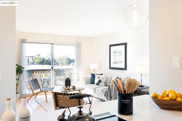 555 Jean St, Oakland CA: https://media.crmls.org/mediaz/296eac1c-953d-4a55-ae38-7e9e5969208c.jpg