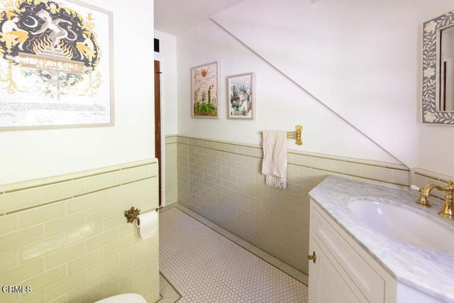 Detail Gallery Image 12 of 24 For 4053 Cromwell Ave, Los Angeles,  CA 90027 - 3 Beds | 3 Baths