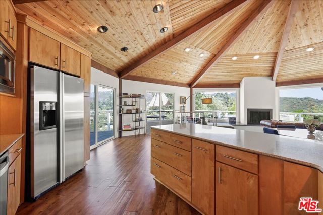 1746 Deerhill Trail, Topanga CA: https://media.crmls.org/mediaz/296ed12a-d2b0-469d-9d80-8a753a327fec.jpg