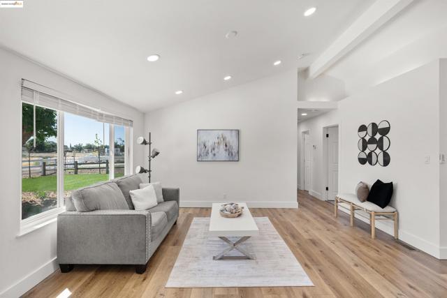 3393 Gateway Rd, Bethel Island CA: https://media.crmls.org/mediaz/296f3a90-27b2-42f9-9cb8-052634f90ec5.jpg