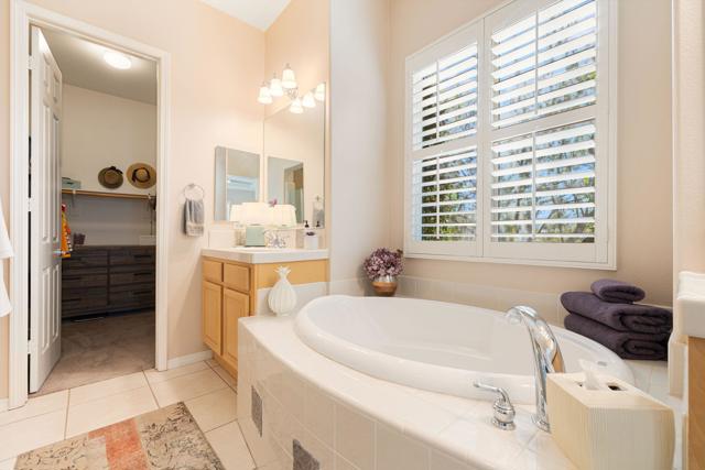 37 Shoreline Drive, Rancho Mirage CA: https://media.crmls.org/mediaz/296f7fba-99be-4273-8c25-784cf88685ae.jpg