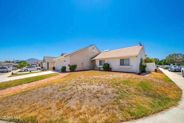241 Cottonwood Lane, Fillmore CA: https://media.crmls.org/mediaz/2970bcd2-2fe3-498a-9cb1-3ebc29ecea2c.jpg