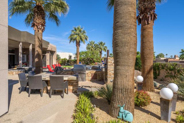 8 Ledgestone Lane, Rancho Mirage CA: https://media.crmls.org/mediaz/2970d7b5-1f08-4899-8ce1-802805faab50.jpg