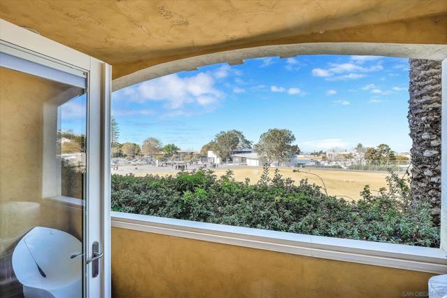 1010 Genter St, La Jolla, California 92037, 3 Bedrooms Bedrooms, ,3 BathroomsBathrooms,Condominium,For Sale,Genter St,250001056SD