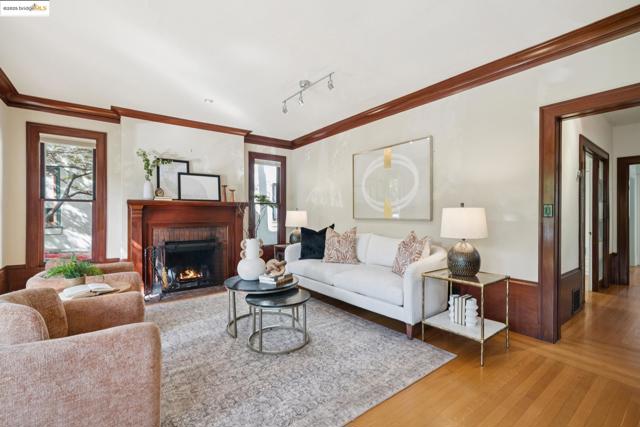408 Euclid Ave, Oakland CA: https://media.crmls.org/mediaz/29731e14-e9ff-4ef9-a0ae-decb05f41ac3.jpg