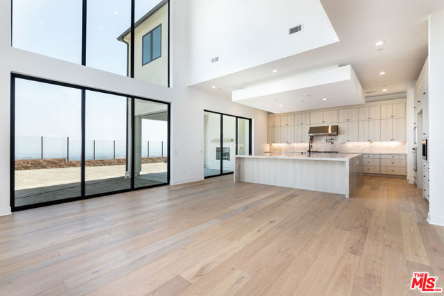 11770 N Hillsborough Lane, Porter Ranch CA: https://media.crmls.org/mediaz/2973bbfc-0e76-4282-923f-d5fc59eb2326.jpg