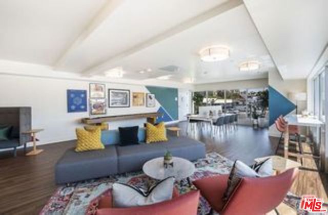 521 W Colorado Street, Glendale CA: https://media.crmls.org/mediaz/2974a51e-f750-44f5-9047-423067d12aea.jpg