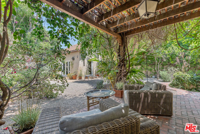 809 S Muirfield Road, Los Angeles CA: https://media.crmls.org/mediaz/2974b276-2a96-42d8-bc3e-251fa948e807.jpg