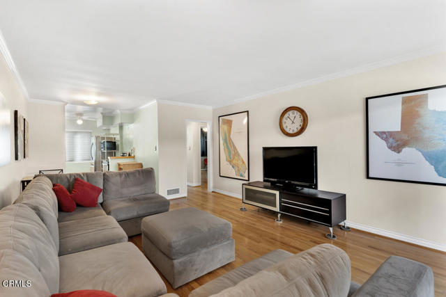 Detail Gallery Image 12 of 33 For 1542 Riverside Dr #C,  Glendale,  CA 91201 - 2 Beds | 2 Baths