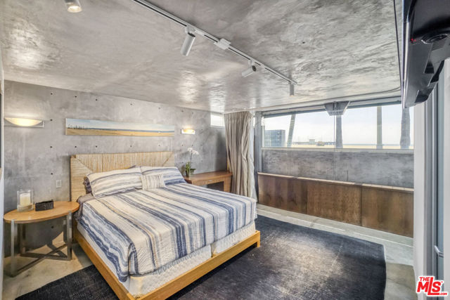 2911 Ocean Front Walk, Venice CA: https://media.crmls.org/mediaz/29758986-6fa6-4915-b152-008b62c59147.jpg