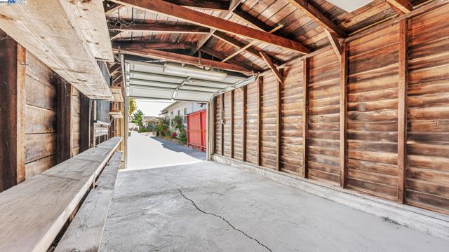 2827 Bartlett St, Oakland CA: https://media.crmls.org/mediaz/2975b0e8-ecf3-42b4-b6cc-2586211a4695.jpg