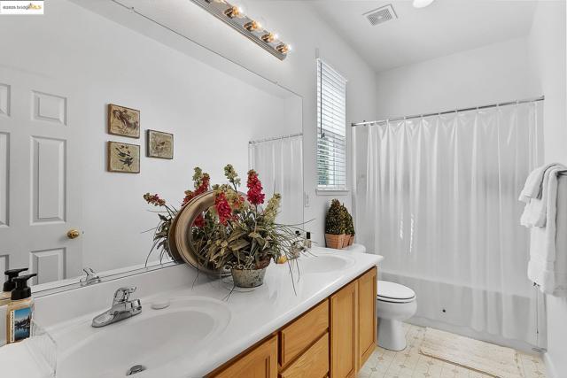 907 Snapdragon Way, Brentwood CA: https://media.crmls.org/mediaz/2975e4ef-7854-4197-9cad-7c9d2347ced4.jpg