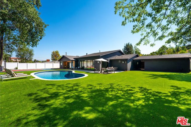 20215 Lorenzana Drive, Woodland Hills CA: https://media.crmls.org/mediaz/297675d5-6434-41a9-8014-f0da98fec4ba.jpg