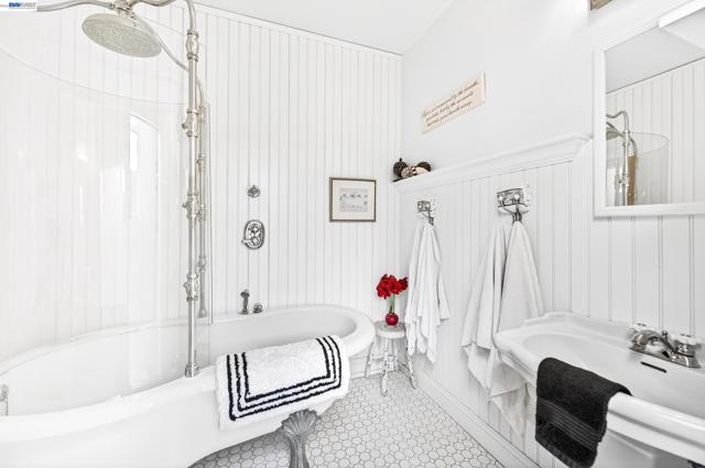 10700 Foothill Rd, Sunol CA: https://media.crmls.org/mediaz/29771298-4a0a-4f2a-8eee-0f8622078439.jpg