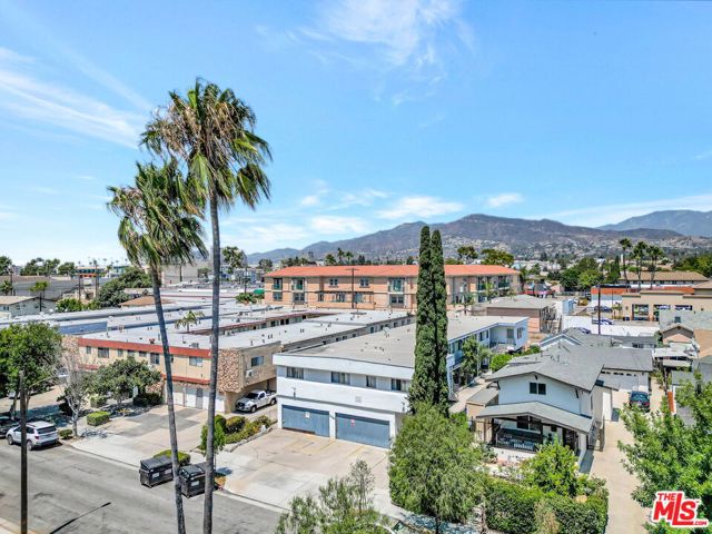 1135 E Elk Avenue, Glendale CA: https://media.crmls.org/mediaz/29777ed5-a46a-4777-8d00-f06f8e268235.jpg