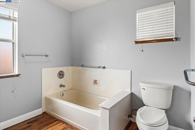 4095 Robin Ln, Castro Valley CA: https://media.crmls.org/mediaz/29779ed1-6645-479d-9a78-27b16cf0d504.jpg