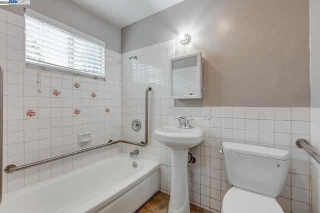 723 Apgar St, Oakland CA: https://media.crmls.org/mediaz/2977a99d-4488-4d4b-b260-01958e0e8c84.jpg