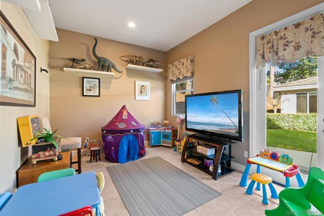 17117 Tallow Tree Lane, San Diego CA: https://media.crmls.org/mediaz/297860bc-c19f-439b-b76a-a06a15ba2853.jpg