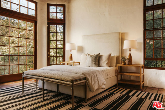 2942 Passmore Drive, Los Angeles CA: https://media.crmls.org/mediaz/2978e7b7-a0d4-43c2-b5d6-8ce7665c18b5.jpg